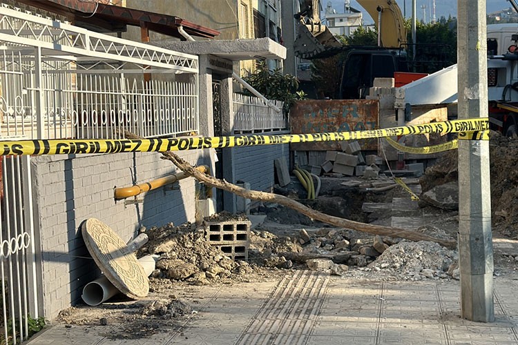 Hatay'da zarar gören binanın sakinleri tahliye edildi