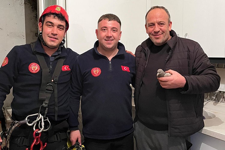 Mahsur kalan güvercini itfaiye ekipleri kurtardı