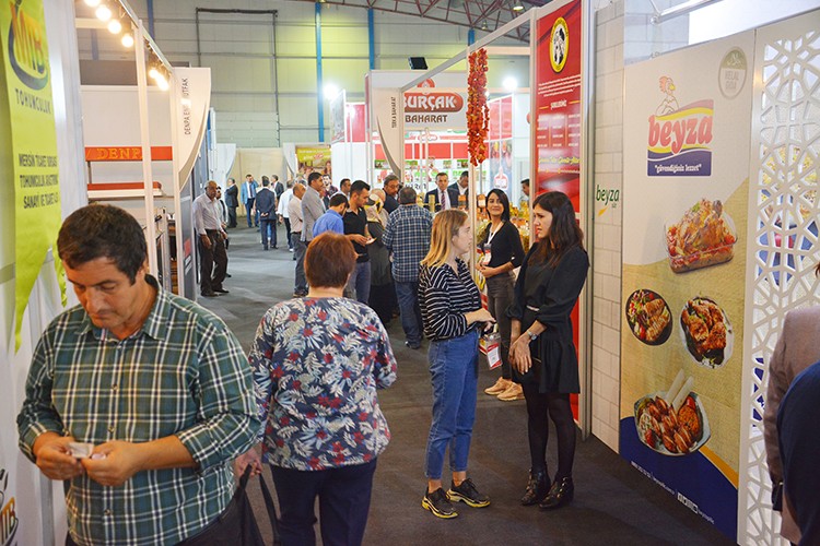 On bini aşkın ürün sergileniyor