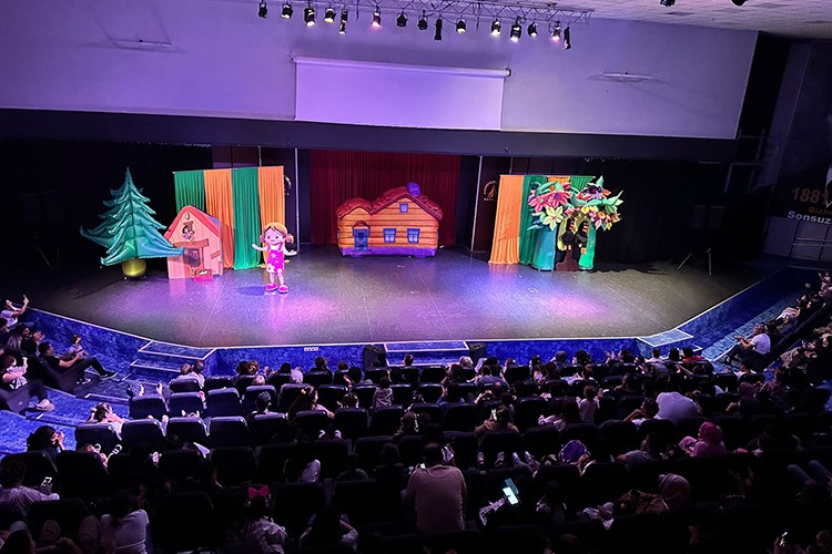 Niloya Sürpriz Yumurta müzikali ile 8 farklı şehirde 17 seansla sahnede olacak