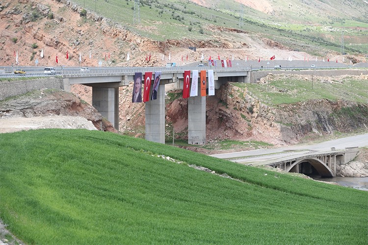 Siirt-Kurtalan Yolu ve Siirt Havaalanı Bağlantı Yolu Açıldı