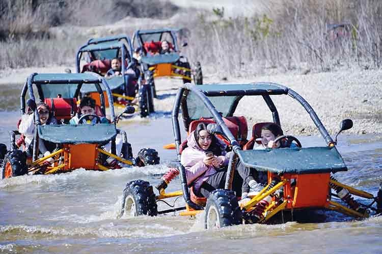 Turistik işletmeler depremzede çocukların yüzünü güldürüyor