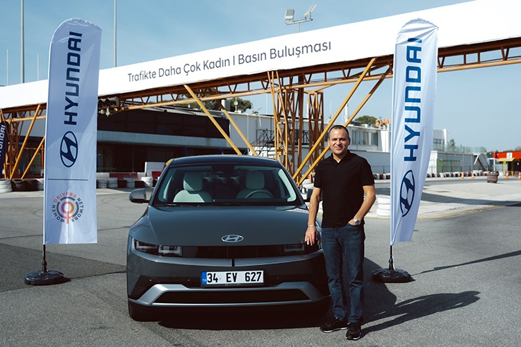 Hyundai trafikte kadınların yanında