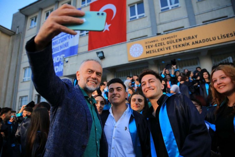 ÇEKMEKÖY BELEDİYESİ'NDEN ÖĞRENCİLERE ULAŞIM DESTEĞİ