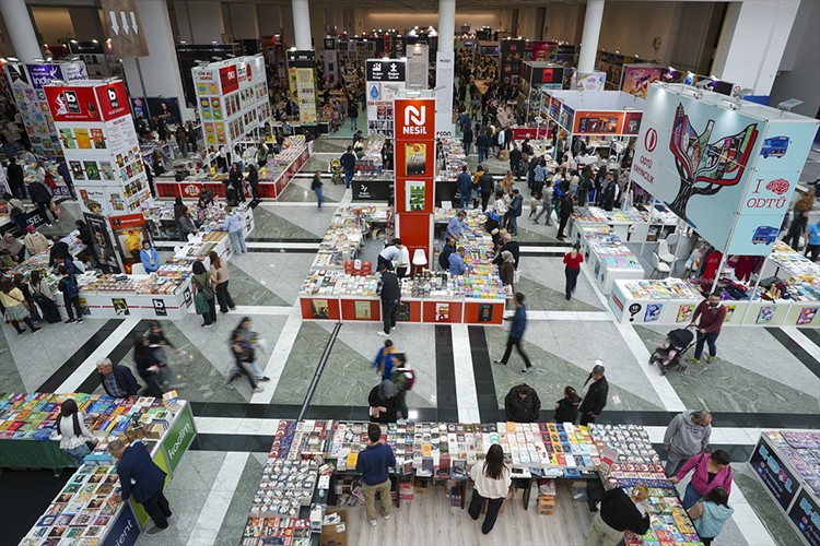 22. Ankara Kitap Fuarı'nda ziyaretçi yoğunluğu yaşandı
