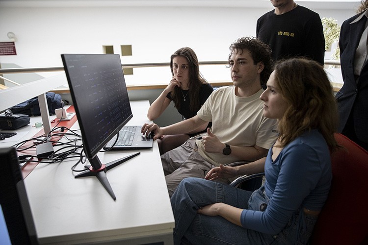 Blok zincir alt yapısıyla hasta takip sistemi