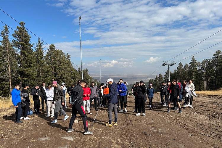 Öğrenciler doğa yürüyüşü sırasında kayak pistinde temizlik yaptı