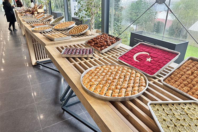 Kadın ustalar en iyi baklavayı yapmak için yarıştı