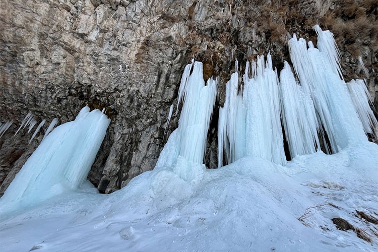 Murat Kanyonu'nda metrelerce uzunlukta buz sarkıtları oluştu