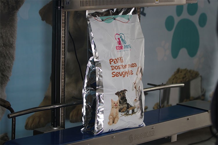 Atık yiyecekler, barınaktaki hayvanlar için mamaya dönüştürülüyor