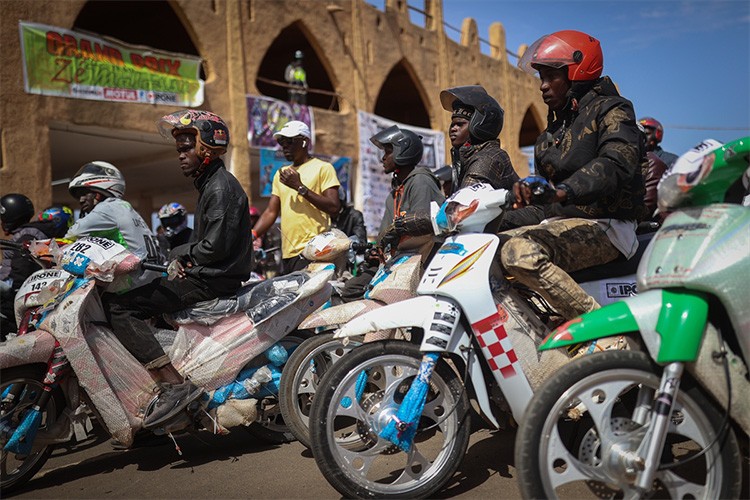 Senegal'de motor taksiler sürüş güvenliğine dikkati çekmek için yarıştı
