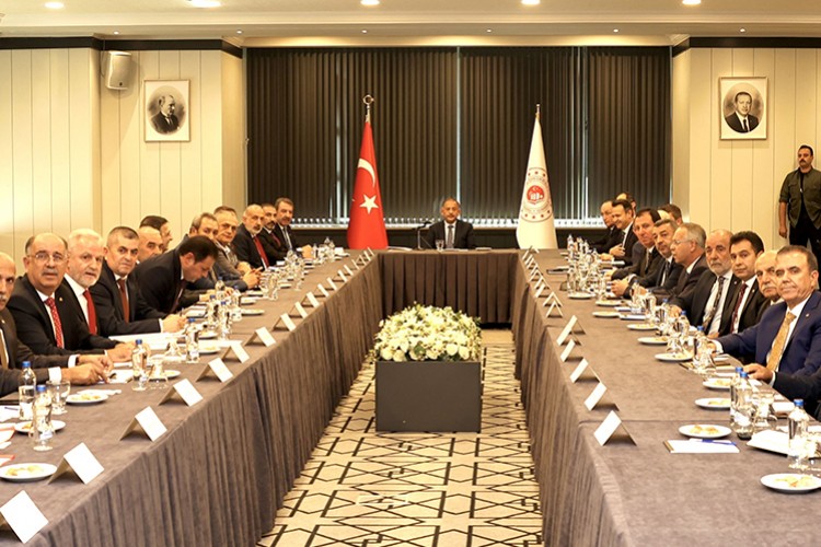 Deprem bölgesi iş çevreleriyle buluştu