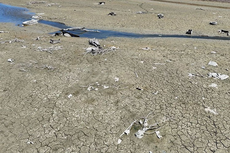 Alibey Barajı'nda kuraklık: Atıklar gün yüzüne çıktı