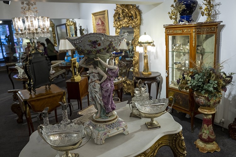 Antikacılık tutkusu doktorluğa galip geldi