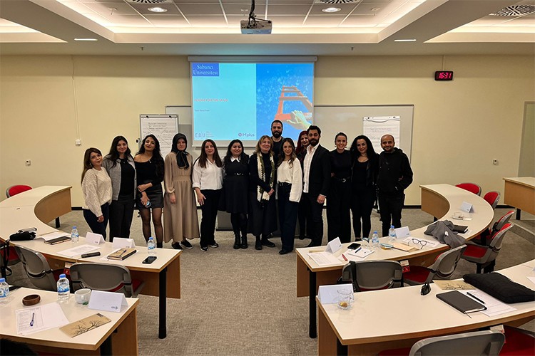 Mplus Academy mezunlarına 'İş'te Kendin: Kendini Yönetme Sanatı' eğitimi