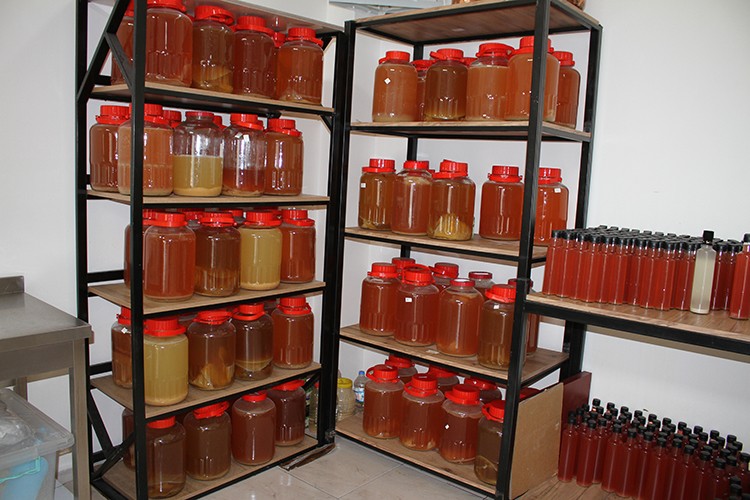 Kurduğu atölyede 30 çeşit doğal sirke üretiyor