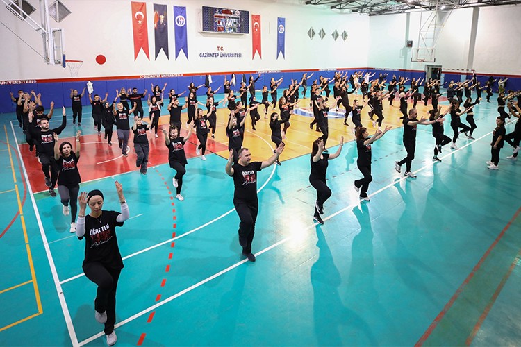 Halk oyunları öğretmenler aracılığıyla gelecek kuşaklara aktarılacak