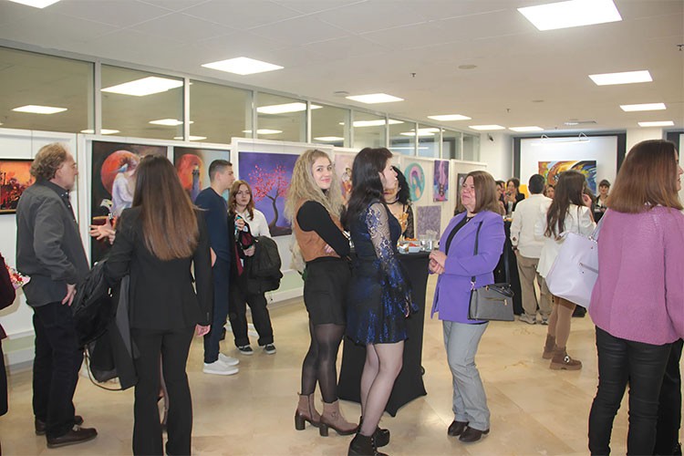 Mor İstanbullu sanat izleyicisiyle buluştu