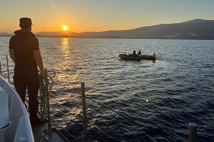 İzmir'in Dikili ilçesi açıklarında 10 düzensiz göçmen yakalandı