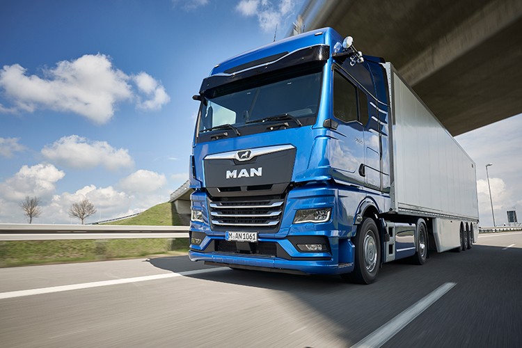 Sürücüye güvenli bir sürüş desteği sağlıyor