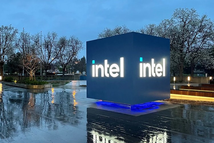 Intel'in geliri ilk çeyrekte yüzde 7 arttı