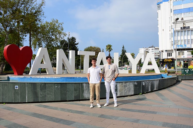Seyahatsever gençler Antalya'yı keşfediyor