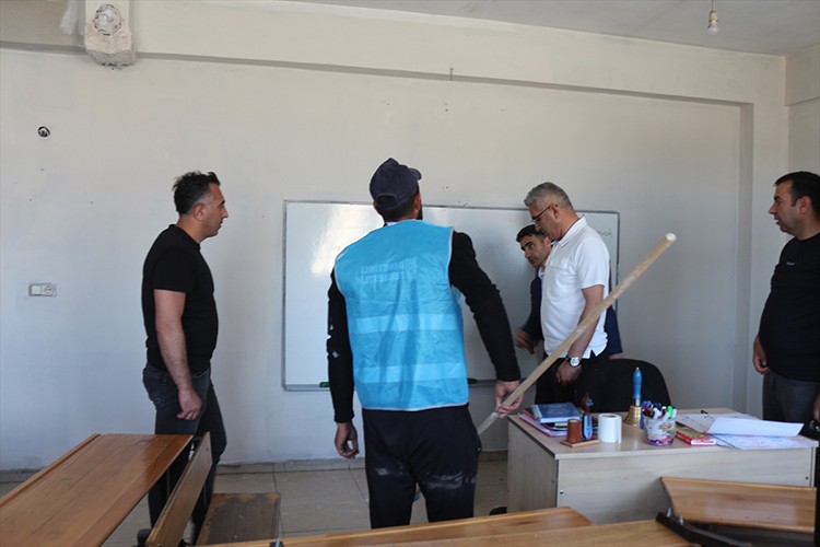 Köy okulları yükümlülerin elleriyle onarılıp güzelleştiriliyor