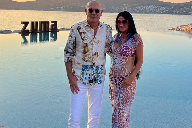 Evliliklerinin 22. yılını kutladılar