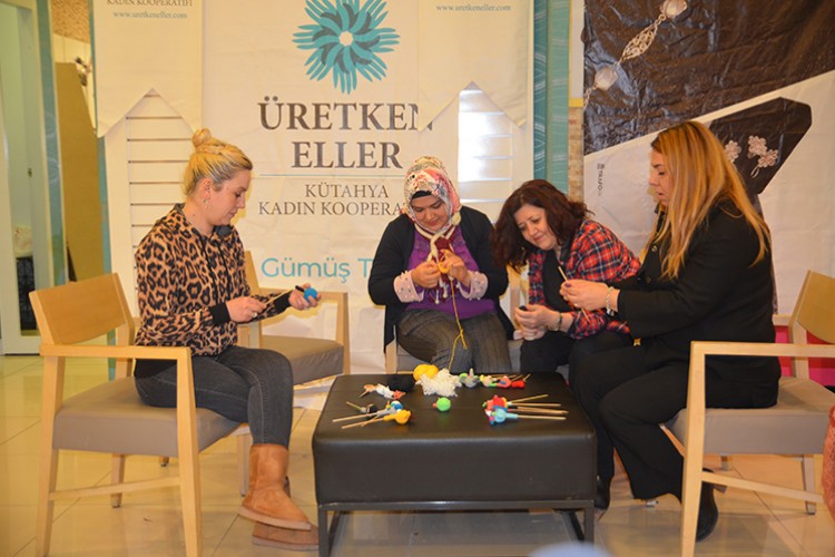 Üretken eller pazarlıyor