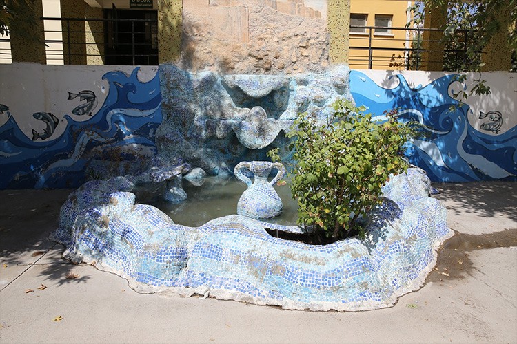 İnşaat atıkları okul duvarına renk kattı