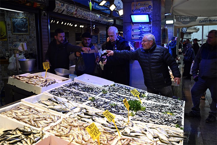 Trabzon'da olumsuz hava koşulları hamsi fiyatlarını yükseltti1