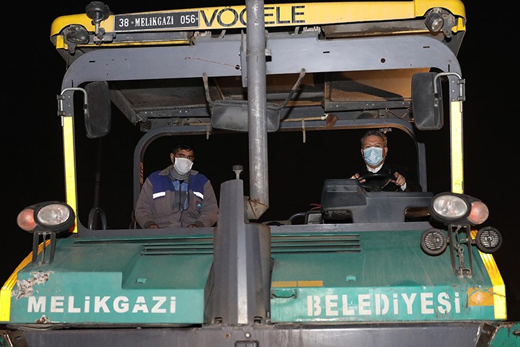 Melikgazi'de gece asfalt mesaisi