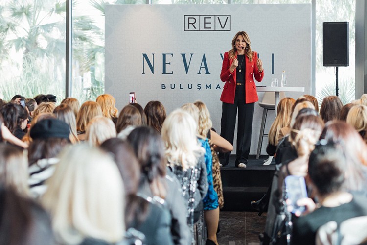 Şehrin tek sahil projesi Neva Yalı İzmir'de 'yıldızlar' konuştu