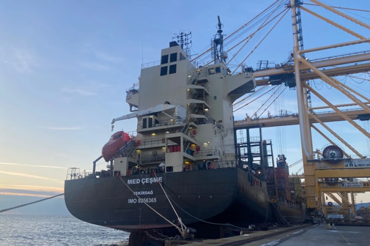 MED Çeşme'ye Türk Bayrağı