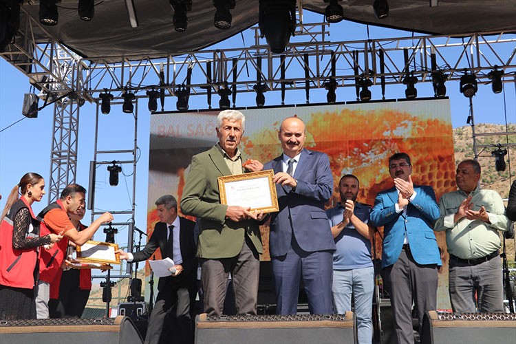 Batman'da "Sason Bal, Ceviz ve Çilek Festivali" düzenlendi