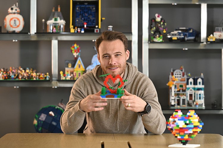 LEGO yapım parçaları ile bir kalp yapın çocuklar oyunla buluşsun