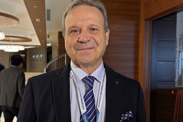 Emisyonsuz araçlar için şarj istasyonları da yenilenebilir enerjiye yöneliyor