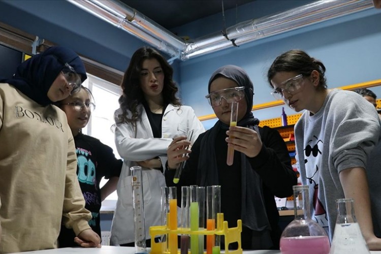 ÖĞRENCİLER GELECEĞE HAZIRLANIYOR