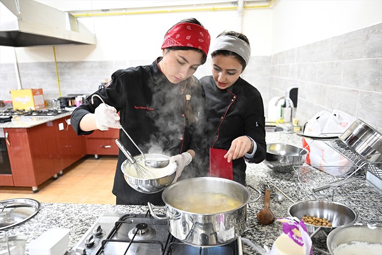 Osmanlı yemeklerini "yenilebilir parfümlerle" pazarlamak istiyor