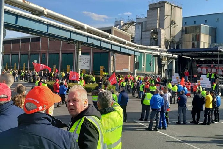 Almanya'da Ford fabrikası işçileri greve gitti