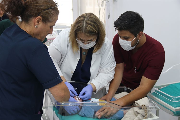 Damak yarığı olan çocuklara umut oldu