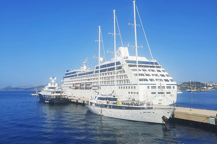 2 gemiyle 464 yolcu geldi