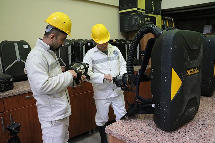 Ekmek parasını yerin metrelerce altından çıkarıyor