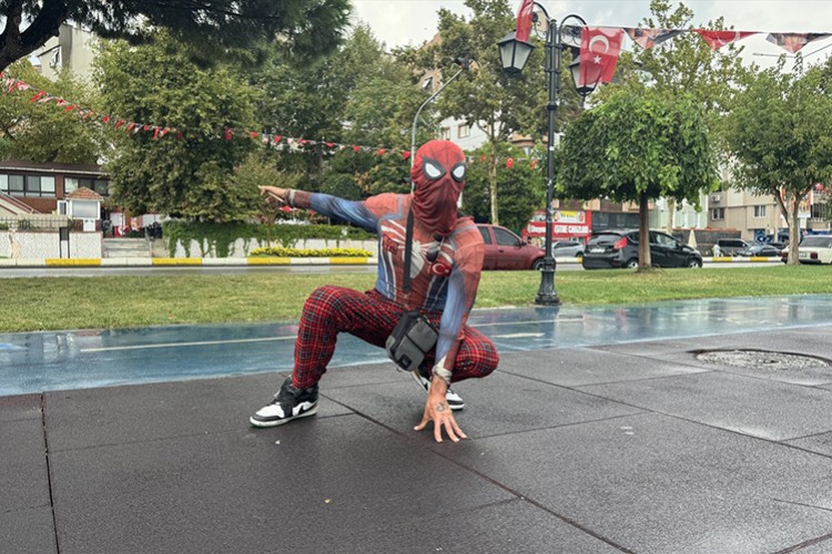"Örümcek Adam" kostümüyle yurdu geziyor