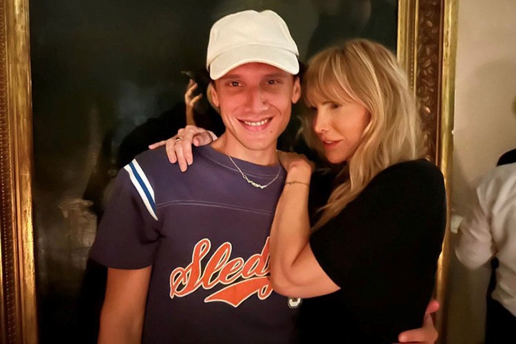 Dürüst sanatçı dostlarıyla eğlendi