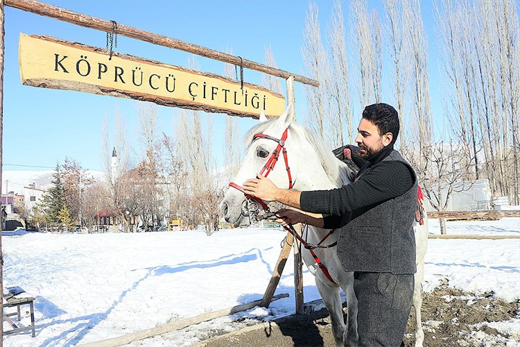 Bayburtlu ciritçi ile atının ilgi çeken dostluğu
