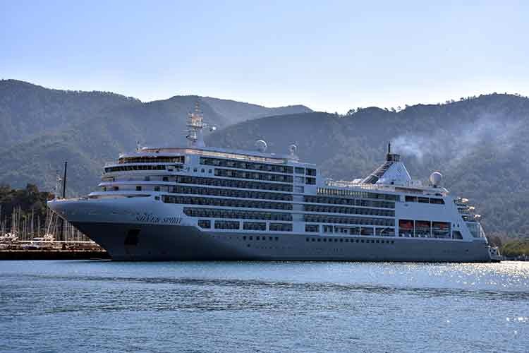 Marmaris'e sezonun ilk kruvaziyeri 450 yolcusuyla geldi
