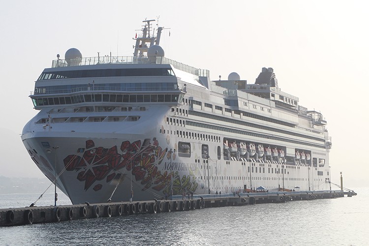 Kruvaziyer "Norwegian Gem" Alanya Limanı'na demirledi