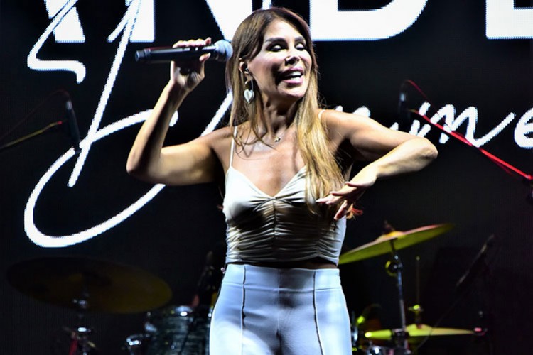 Üç saatlik sahne performansı