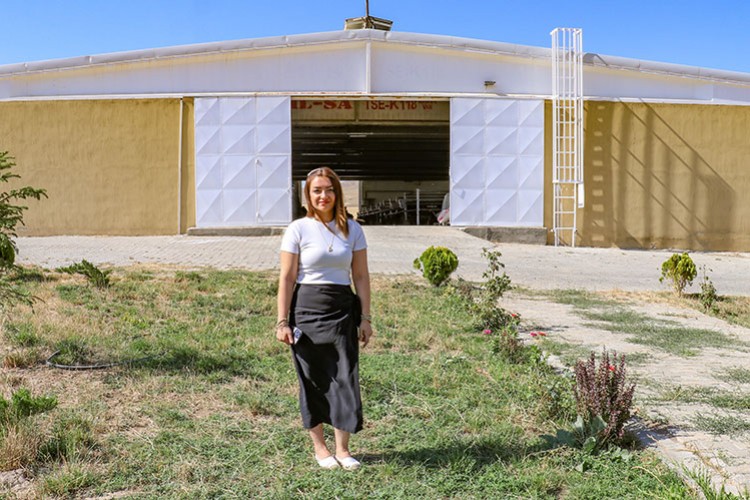 Kurduğu çiftlikte günlük 500 litre süt üretiyor